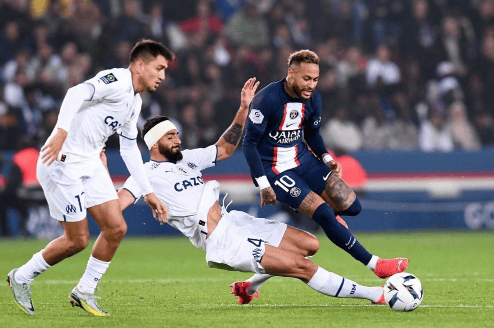 赛地聚焦——法甲转会期热度飙升，皇家马德里回应争议，赛场秩序良好，控场能力受关注的简单介绍开云体育集团